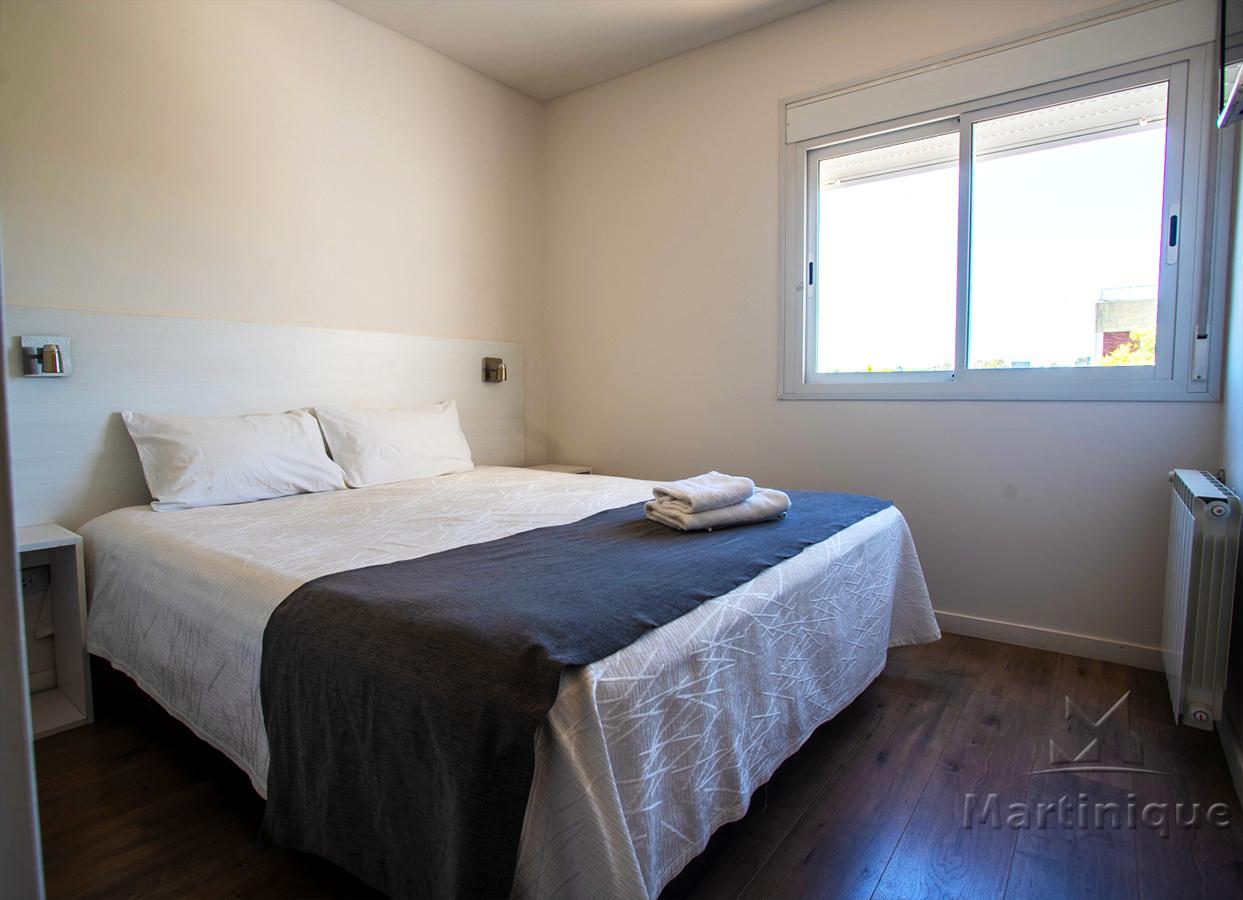 Dormitorio con mesa de luz